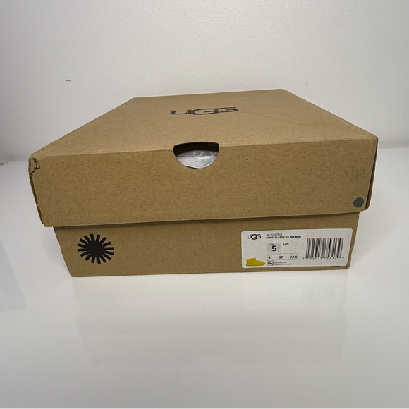 NEW UGG Kids Classic Ultra Mini Boots Yellow Size 5
Fits about a women 6/7 - Picture 6 of 8